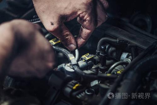 汽车修理工在汽车修理厂修理汽车发动机.维修服务.真正的特写镜头